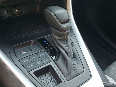 Used 2025 Toyota RAV4 XLE AWD/4WD image 15