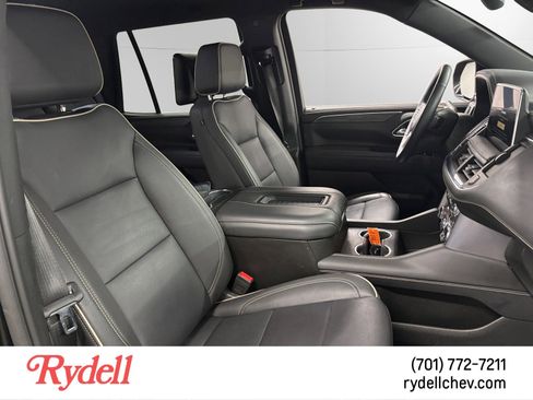 Used 2024 GMC Yukon SLT w/ SLT Luxury Package image 17