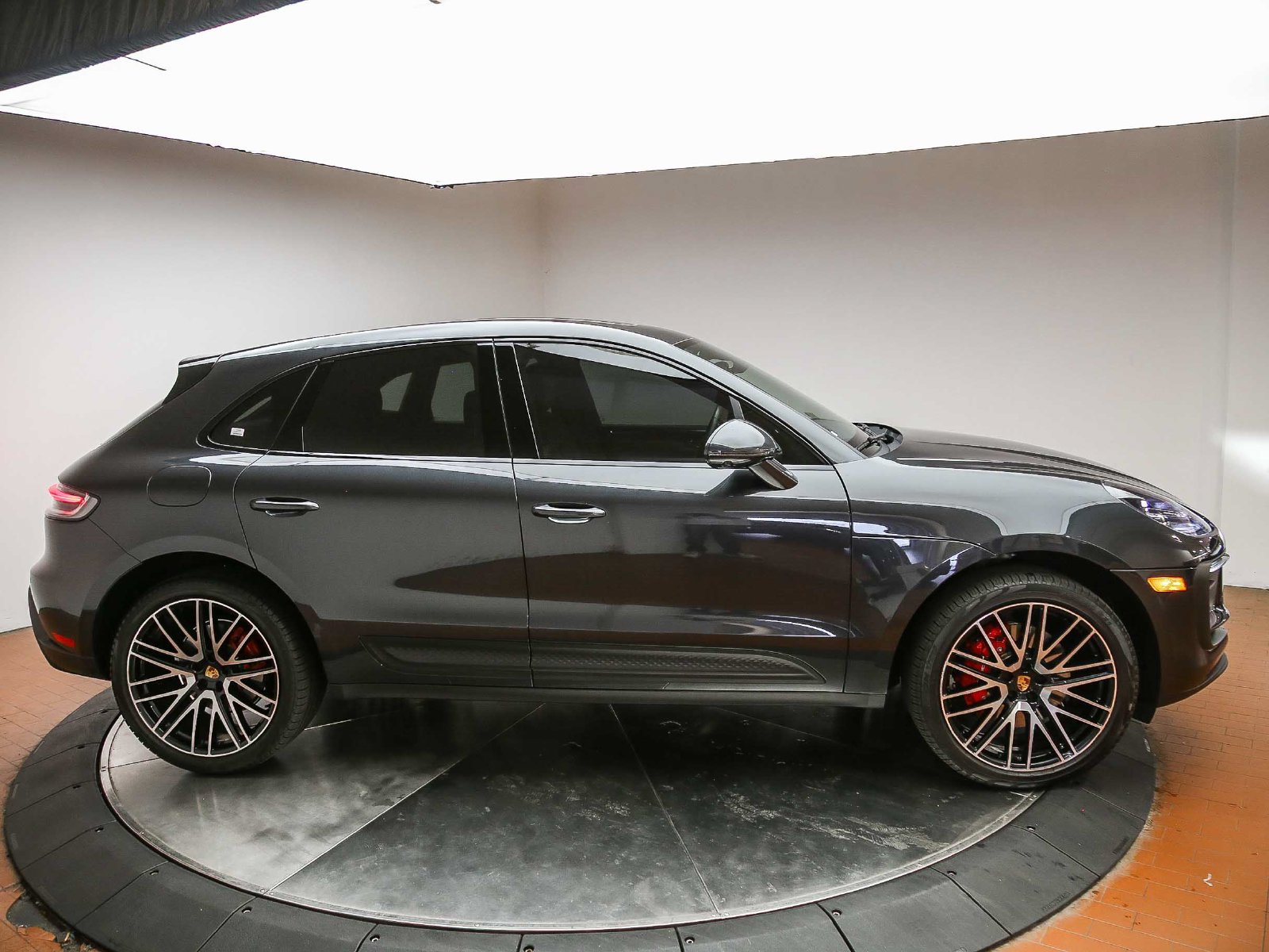 Certified 2025 Porsche Macan S AWD/4WD image 4