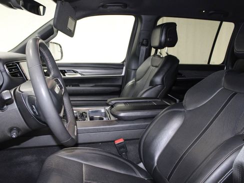 Used 2023 Jeep Wagoneer L Series III w/ Preferred Equipment Group image 18