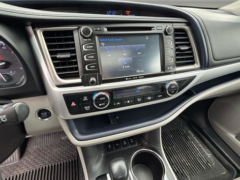 Used 2018 Toyota Highlander XLE AWD/4WD image 13