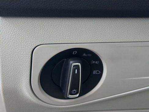 Used 2023 Volkswagen Tiguan SE w/ Panoramic Sunroof Package FWD image 16