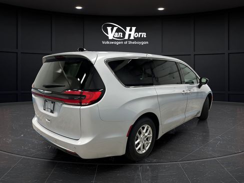 Used 2024 Chrysler Pacifica Touring-L FWD image 7