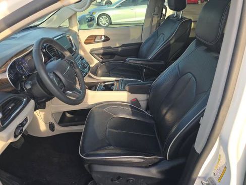 Used 2022 Chrysler Pacifica Limited AWD/4WD image 7