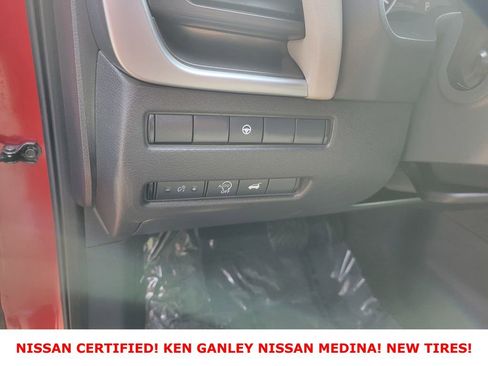 Certified 2025 Nissan Rogue SV image 34