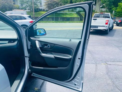 Used 2011 Ford Edge SE image 21