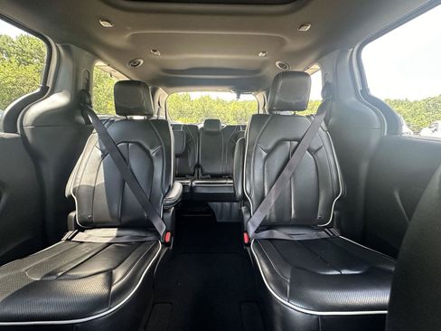 Used 2025 Chrysler Pacifica Limited FWD image 13