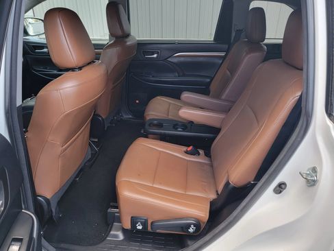 Used 2017 Toyota Highlander AWD V6 image 12