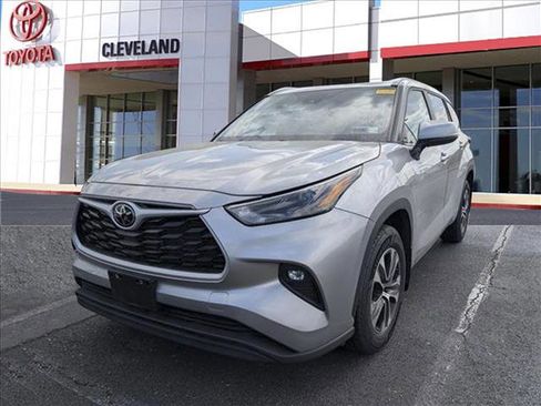 Used 2024 Toyota Highlander XLE image 3