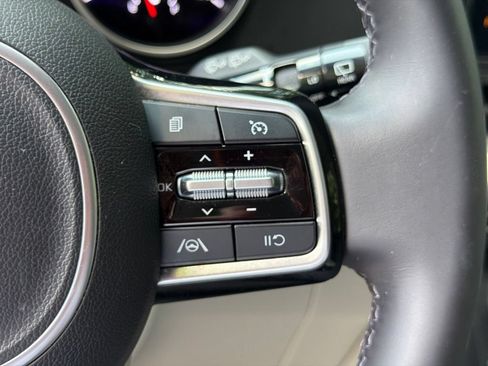 Used 2023 Kia Carnival LX FWD image 17