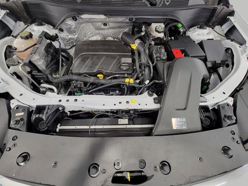 Used 2025 Chevrolet Trax LT w/ LT Convenience Package image 8