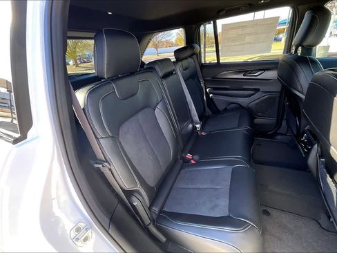 New 2025 Jeep Grand Cherokee Altitude image 21