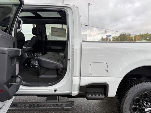 New 2026 Ford F250 Lariat w/ Black Appearance Package image 28