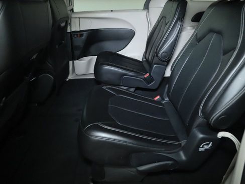 Used 2024 Chrysler Pacifica Touring-L FWD image 14