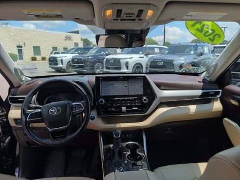 Used 2021 Toyota Highlander Platinum AWD/4WD image 11