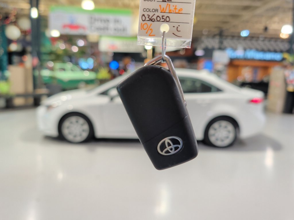 Used 2023 Toyota Corolla LE FWD image 4