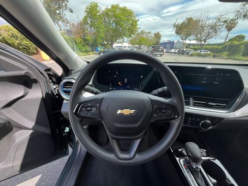 Used 2025 Chevrolet Trax LT FWD image 33