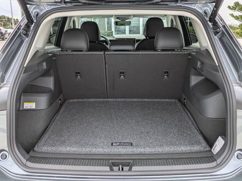 Used 2025 Volkswagen Tiguan SE image 13