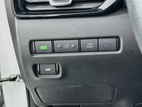 Used 2024 Nissan Sentra SV FWD image 16