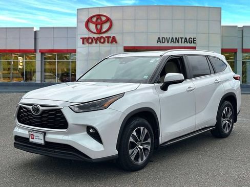 Used 2023 Toyota Highlander XLE AWD/4WD image 4