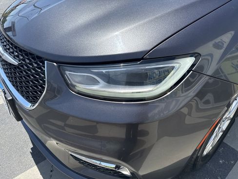 Used 2023 Chrysler Pacifica Touring-L FWD image 6