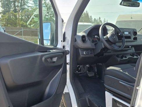 Used 2025 Mercedes-Benz Sprinter 2500 image 22