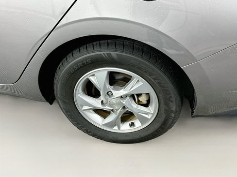 Used 2021 Hyundai Elantra SE FWD image 11