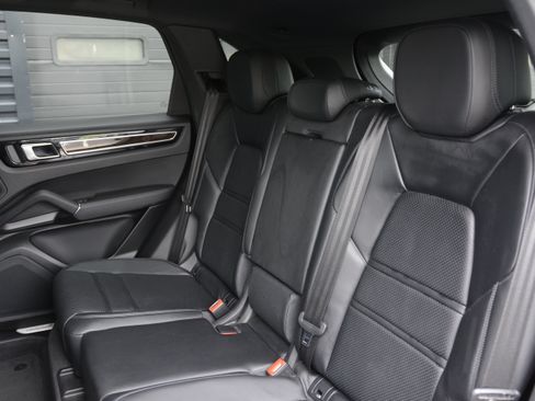 Certified 2023 Porsche Cayenne AWD/4WD image 30