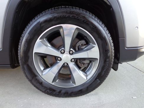 Used 2019 Jeep Cherokee Limited w/ Luxury Group AWD/4WD image 9