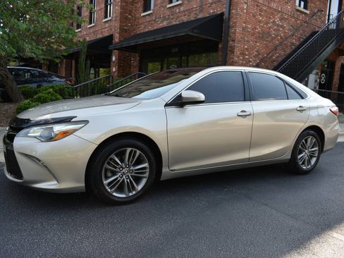 Used 2015 Toyota Camry SE FWD image 2