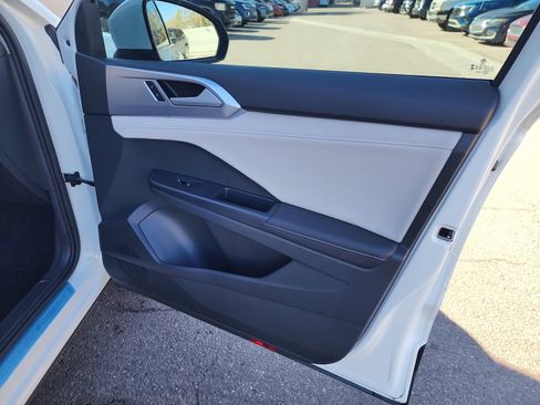 Certified 2025 Volkswagen Taos SE w/ Black Wheel Package image 16