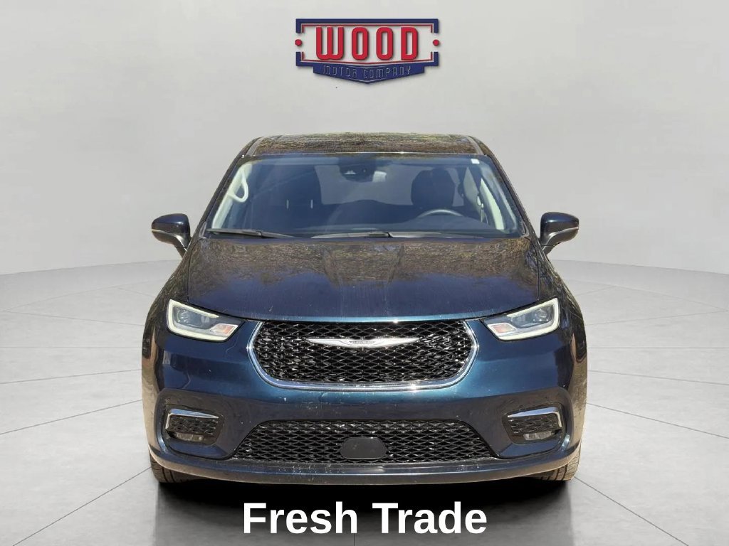 Used 2023 Chrysler Pacifica Touring-L FWD image 2