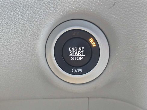 Used 2024 Chrysler Pacifica Touring-L image 34