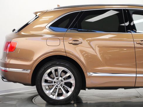 Used 2017 Bentley Bentayga AWD/4WD image 54