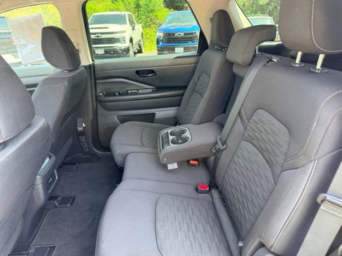 Used 2025 Nissan Pathfinder SV AWD/4WD image 10