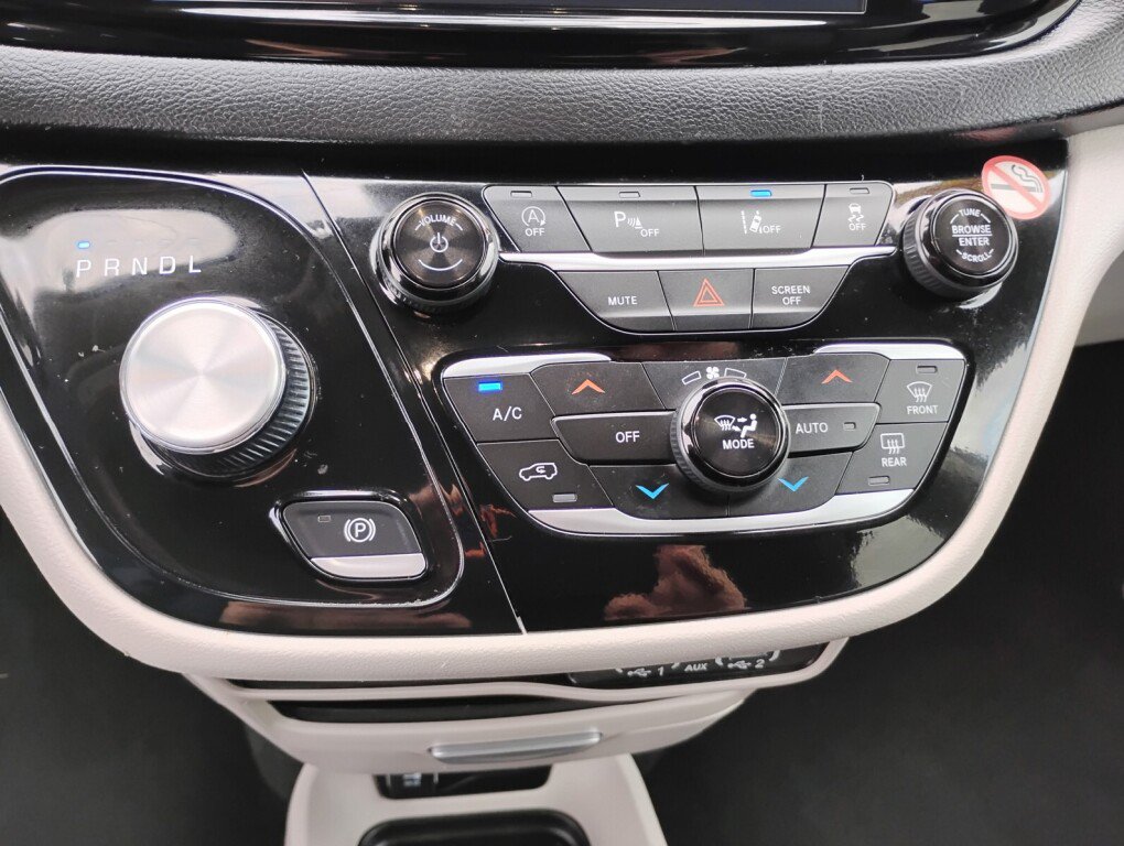 Used 2024 Chrysler Pacifica Touring-L FWD image 21