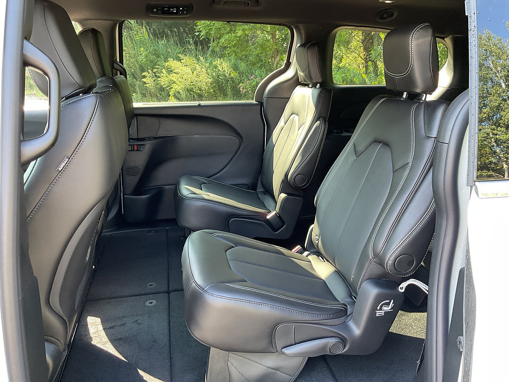 New 2027 Chrysler Pacifica Select FWD image 9