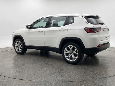 Used 2025 Jeep Compass Latitude AWD/4WD image 6