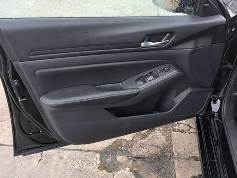 Used 2025 Nissan Altima 2.5 SV FWD image 11
