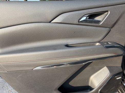 Used 2025 Chevrolet Traverse RS FWD image 32