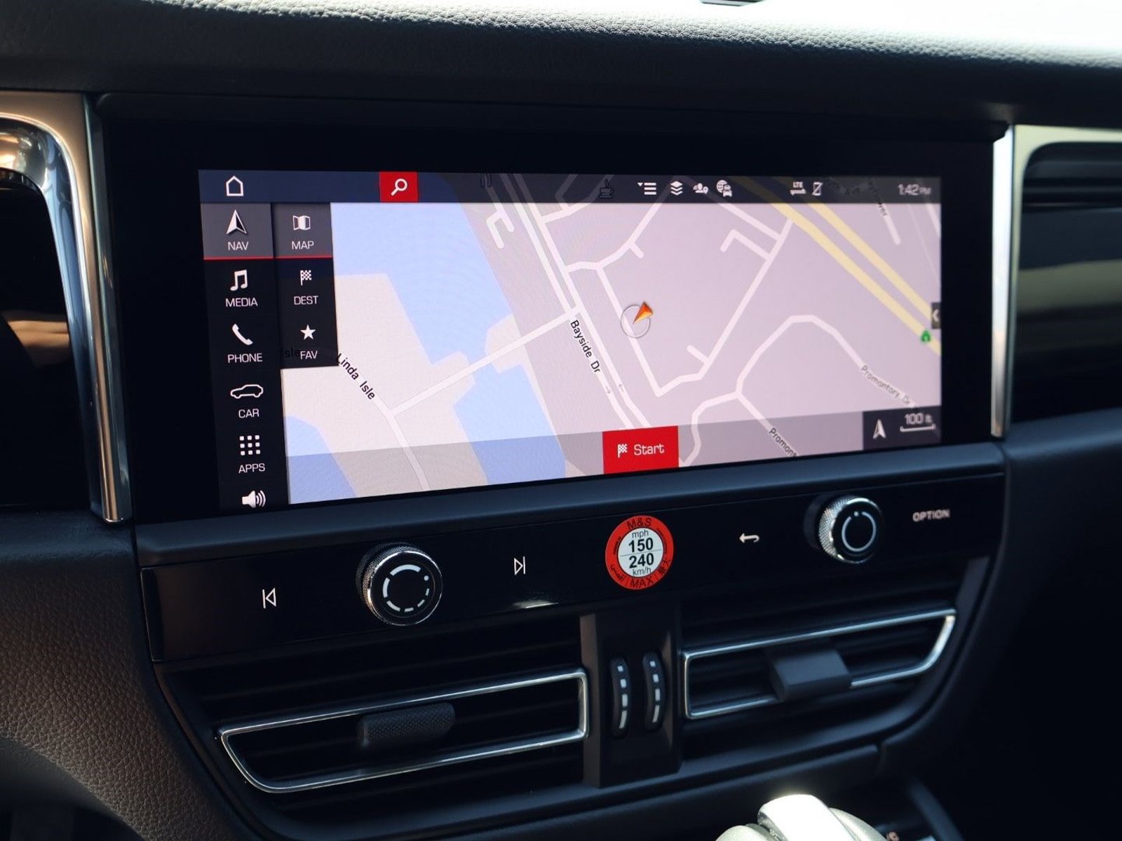 Certified 2026 Porsche Macan AWD/4WD image 18