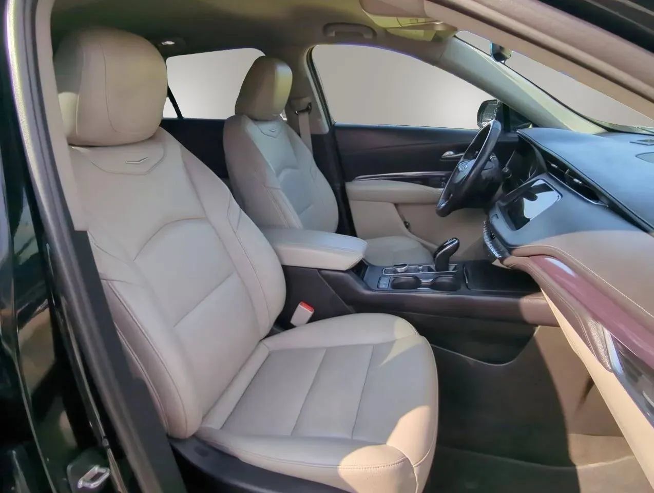 Used 2023 Cadillac XT4 Luxury w/ Cold Weather Package AWD/4WD image 22