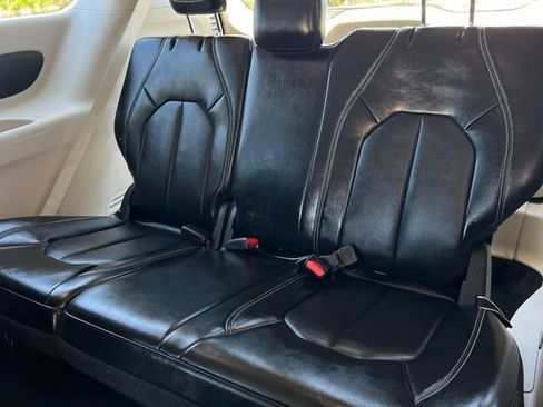 Used 2024 Chrysler Pacifica Limited FWD image 16