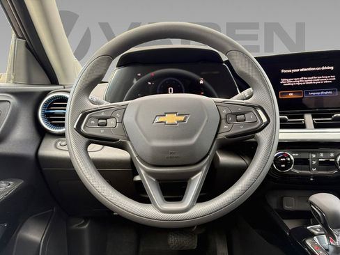 Used 2025 Chevrolet Trax LT w/ LT Convenience Package FWD image 9