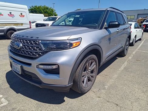 Certified 2023 Ford Explorer XLT w/ Equipment Group 202A AWD/4WD image 3