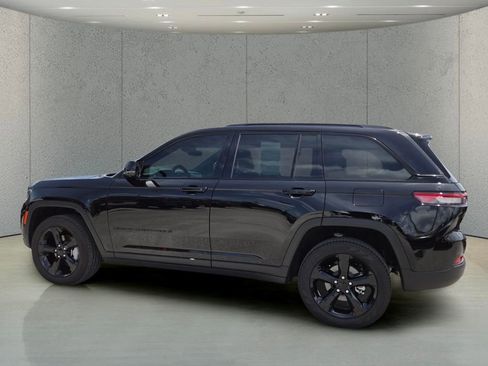 Used 2025 Jeep Grand Cherokee Limited w/ Luxury Tech Group II AWD/4WD image 5