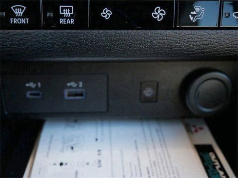 Used 2025 Mitsubishi Outlander SE image 22