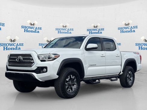 Used 2017 Toyota Tacoma TRD Off-Road image 2