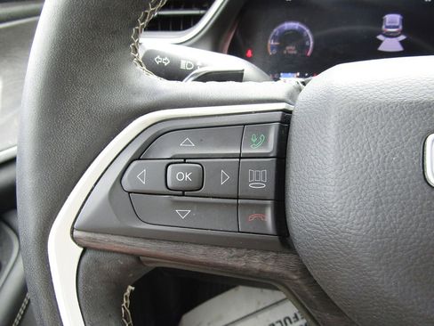 Used 2023 Jeep Grand Cherokee L Limited AWD/4WD image 17