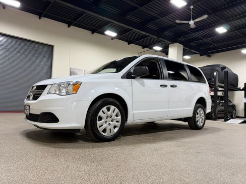 Used 2019 Dodge Grand Caravan SE FWD image 2